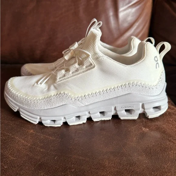 On Running Cream Sneakers with Minimalist Design - Picture 4 of 5